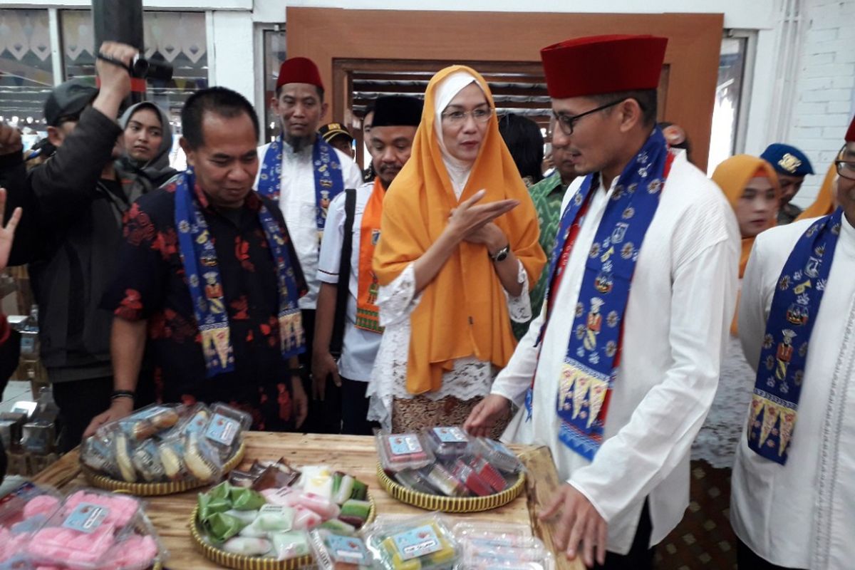 Wakil Gubernur DKI Jakarta Sandiaga Uno meninjau barang dagangan yang dijual di pusat oleh-oleh Betawi di Pasar Seni, Ancol, Rabu (13/6/2018).