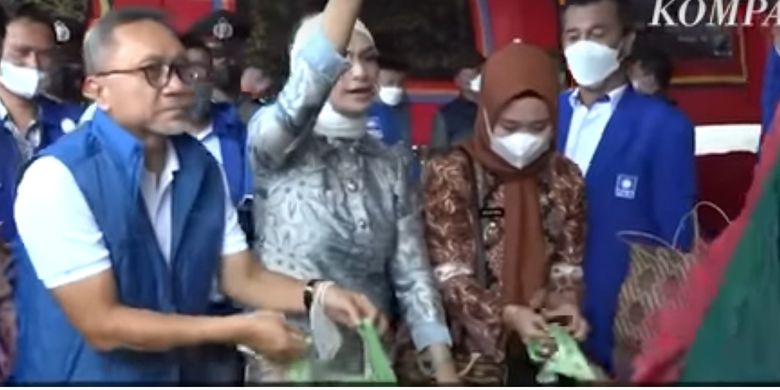 Ketua Partai Amanat Nasional (PAN) Zulkifli Hasan saat hadir dalam pasar minyak goreng murah di Kecamatan Telukbetung Timur, Kota Bandar Lampung, Lampung, Sabtu (9/7/2022).