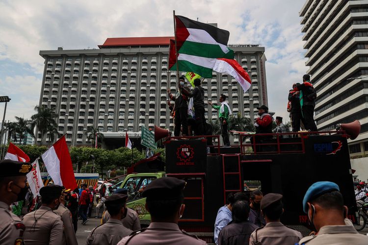 Massa buruh menggelar aksi solidaritas untuk Palestina di Kantor Perwakilan Perserikatan Bangsa-Bangsa (PBB), Jakarta Pusat, Selasa (18/5/2021). Mereka menyampaikan sikap dukungan atas kemerdekaan bagi Palestina, setelah terjadi gempuran serangan yang dilakukan oleh pihak Israel beberapa hari terakhir.