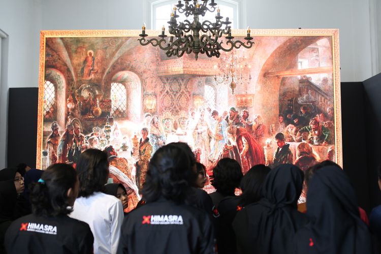 Pengunjung melihat lukisan koleksi Istana Negara dalam pameran bertajuk Senandung Ibu Pertiwi di Galeri Nasional, Jakarta Pusat, Senin (7/8/2017). Pameran menampilkan 48 lukisan dari 41 pelukis yang dibuat abad 19 hingga abad 20 dan berlangsung untuk umum dari 2-30 Agustus.