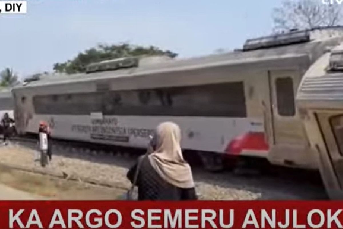 KA Argo Semeru mengalami anjok di daerah Sentolo, Kabupaten Kulon Progo, Daerah Istimewa Yogyakarta, Selasa (17/10/2023).