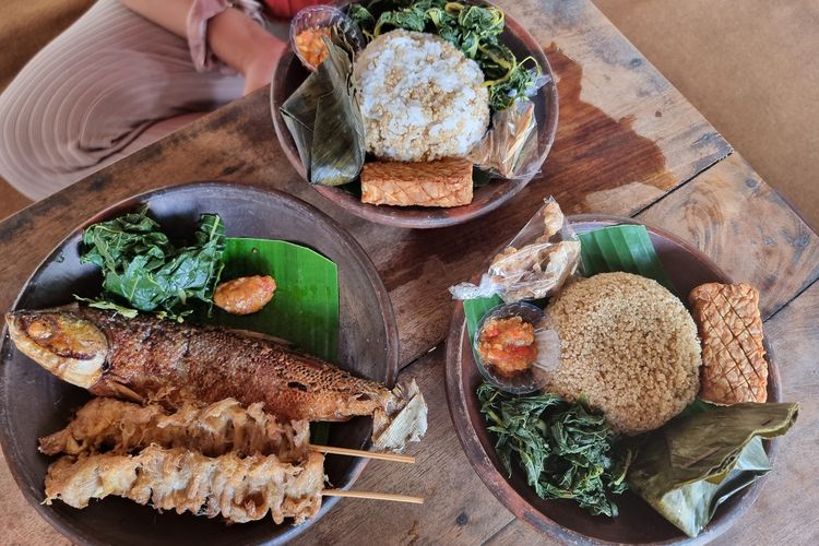 Nasi tiwul, nasi tiwul uleng, dan lauk di Gubug Tiwul Desa Ngerangan, Klaten.