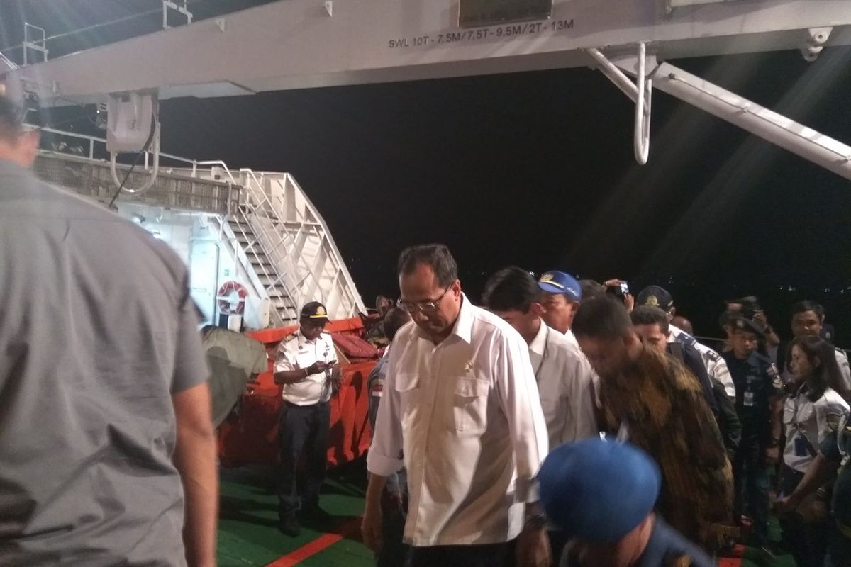 Menteri Perhubungan Budi Karya Sumadi saat meninjau kegiatan mudik menjelang Natal di pelabuhan Ambon, Kamis (21/12/2017).