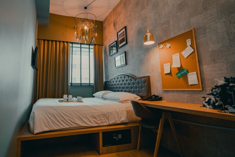 Tips Menata Kamar Tidur Sempit dan Banyak Barang Halaman all