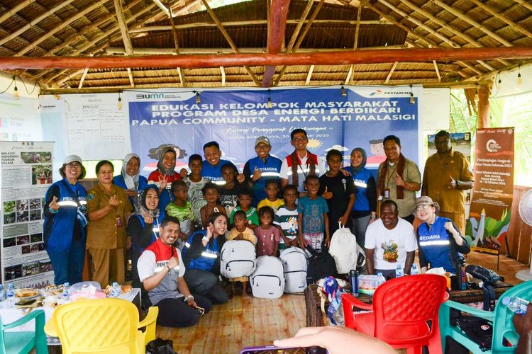 Edukasi kelompok masyarakat Kampung Adat Malasigi oleh Pertamina EP Papua Field sebagai salah satu kegiatan dalam program Desa Energi Berdikari (DEB) yang diinisiasi oleh Pertamina.