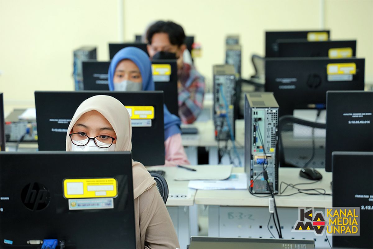 Peserta mencoba aplikasi ujian sebelum memulai pelaksanaan UTBK-SBMPTN 2022 di Pusat UTBK Unpad, Jatinangor, Selasa (17/5/2022).
