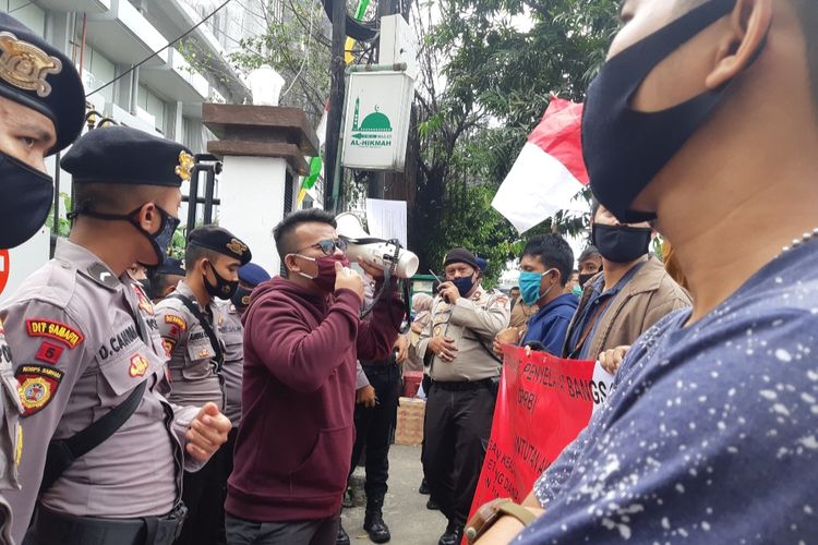 Belasan massa dari GRPB berorasi di depan gerbang PN Jakarta Utara, Kamis (16/7/2020).