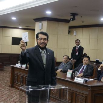 Hakim Konstitusi Anwar Usman menunjukkan surat suara pemilihan Ketua MK periode 2018-2020 di Gedung MK, Jakarta, Senin (2/4/2018)