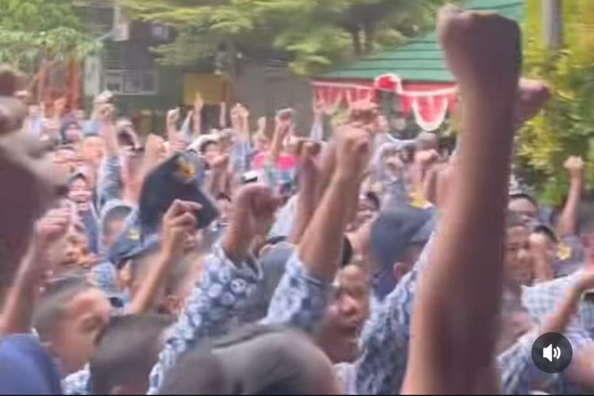 Siswa SMPN 1 Prabumulih menyampaikan yel-yel menyambut kedatangan kepala sekolah mereka yang batal dicopot usai menegur anak pejabat. 
