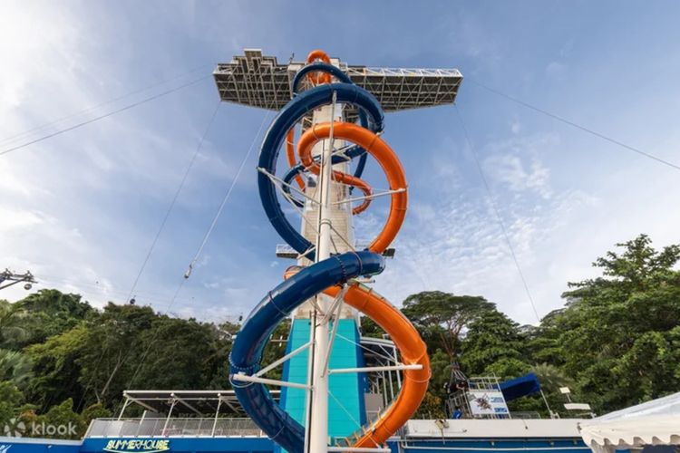 Dry slide (perosotan kering) tertinggi di Asia Tenggara yang setinggi 44 meter jadi wahana menantang baru di Singapura.