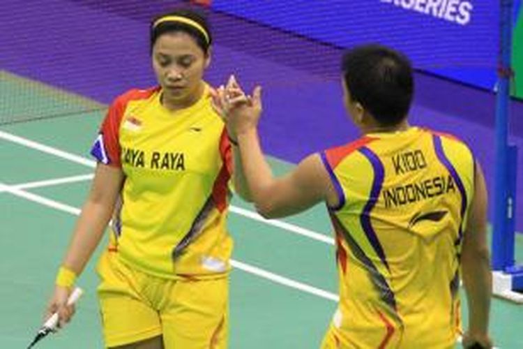 Ganda campuran Indonesia, Markis Kido (kiri)/Pia Zebadiah Bernadet, melakukan tos pada pertandingan melawan ganda Hongkong, Wong Wai Hong/Chang Hung Yung di babak kedua Hongkong Open Superseries 2013, di Stadion Hongkong Coliseum, Kamis (21/11/2013).