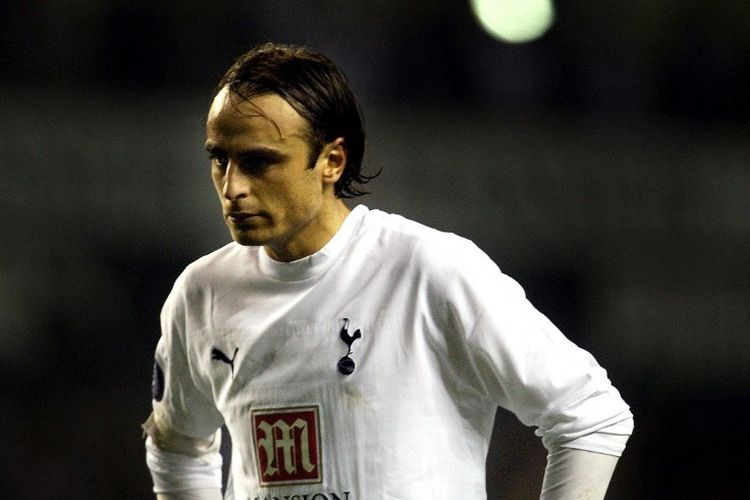 Striker Tottenham asal Bulgaria Dimitar Berbatov bereaksi saat timnya bermain imbang 2-2 dan tersingkir dari Piala UEFA, setelah pertandingan perempat final melawan Sevilla, di Stadion White Hart Lane, London, 12 April 2007.