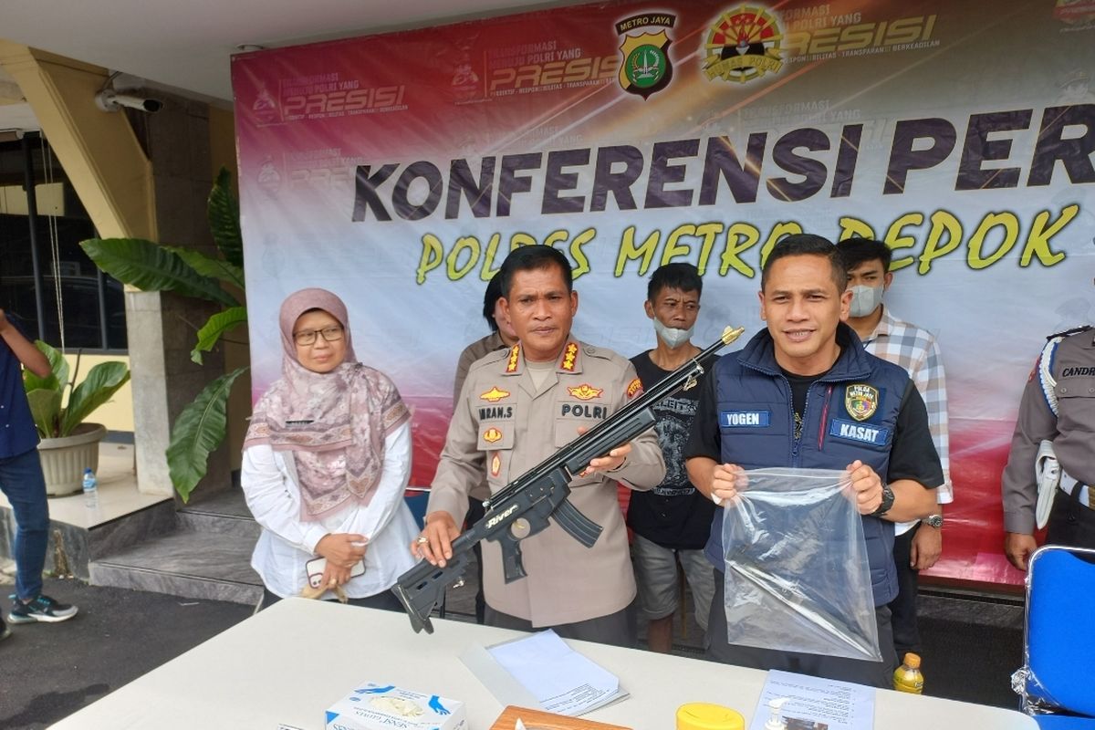 Kepolisian Resor (Polres) Metro Depok menggelar konferensi pers terkait kasus penyanderaan anak oleh ayah kandungnya sendiri di Mapolrestro Depok, Rabu (11/1/2023). 