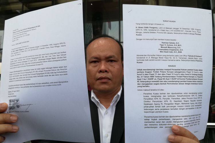 Pengacara baru anggota DPR Bowo Sidik Pangarso, Sahala Pandjaitan menunjukkan surat kuasa di Gedung Merah Putih KPK, Jakarta, Jumat (3/5/2019)