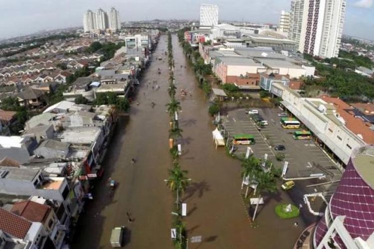 Banjir menggenangi Jalan Boulevard Raya, Kelapa Gading, Jakarta Utara, Selasa (10/2/2015). Jakarta menghadapi masalah penurunan muka tanah. Kondisi itu diperparah oleh semakin minimnya daerah resapan air yang diganti dengan hunian dan gedung-gedung pencakar langit.