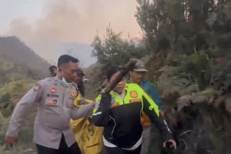 Karhutla Bromo Menyebar Hingga Bukit Premium 
