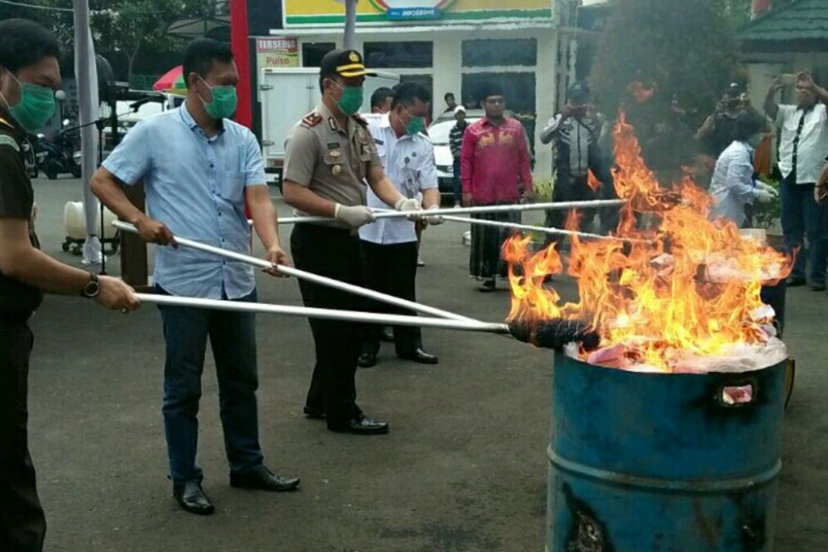 Pemusnahan barang bukti narkoba dari pengungkapan 247 kasus narkoba oleh Kejari Jakarta Barat, Rabu (9/8/2017).