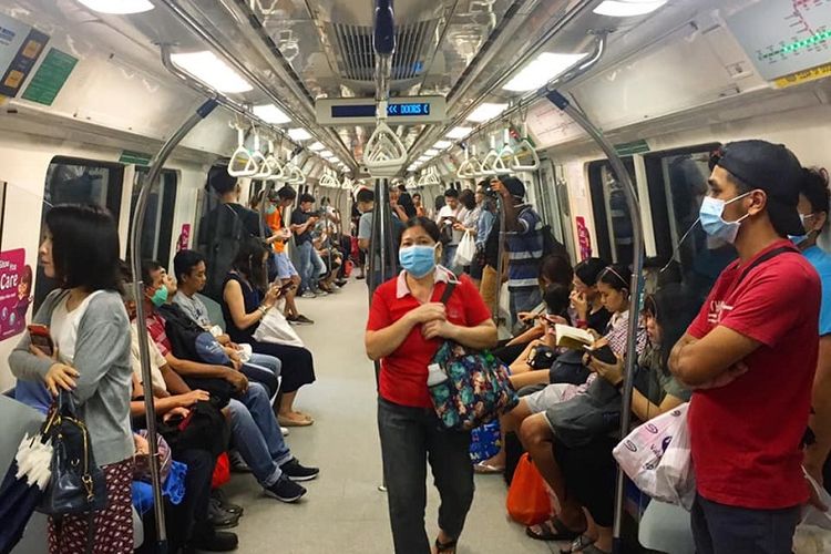 Di tengah wabah virus corona, warga Singapura terlihat memakai masker ketika menggunakan Mass Rapid Transit (MRT) Singapura di kawasan Outram Park, Rabu siang (01/04/2020)