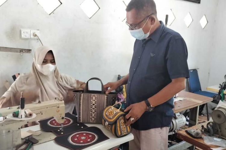 Pengrajin tas khas Aceh di Desa Ulee Madon, Kecamatan Muara Batu, Kabupaten Aceh Utara, Pengertian kewirausahaan Sabtu (25/9/2021)