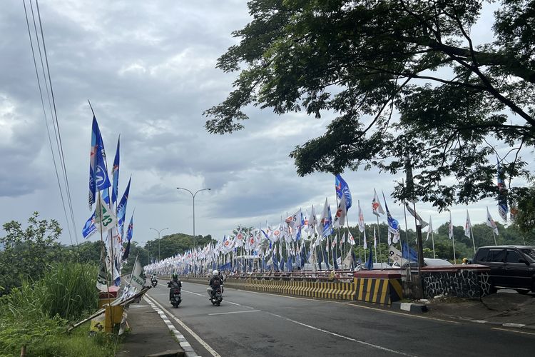 Bendera partai politik terpasang disepanjang jembatan KH Abdullah Bin Nuh, Kecamatan Bogor Barat, Kota Bogor.
