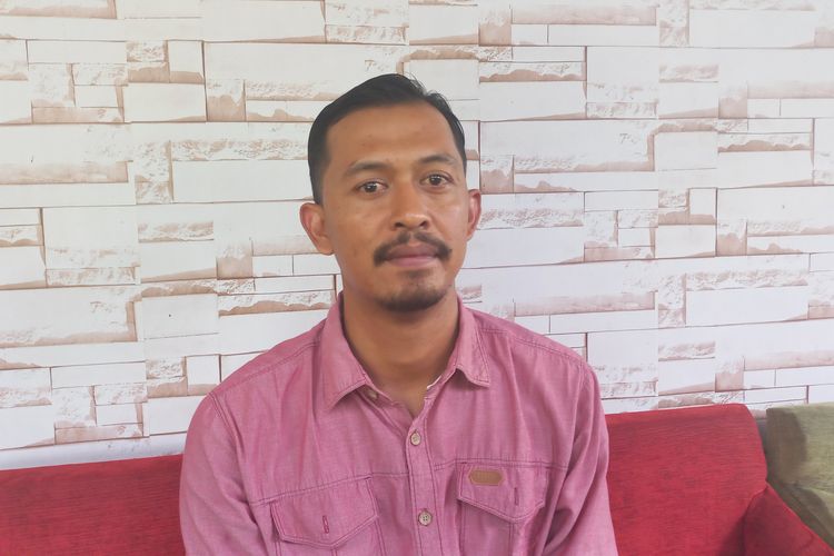 Dody Tisna (37) menyesalkan lamanya proses sidang kode etik di Badan Kepegawaian dan Pengembangan Sumber Daya Manusia (BKPSDM) Kabupaten Purworejo. 