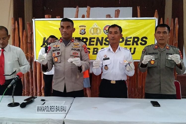 Seorang pemuda, inisial JM (32), warga Kelurahan Nganganaumala, Kecamatan Batupoaro, Kota Baubau, Sulawesi Tenggara, tak berkutik saat ditangkap petugas Lembaga Pemasyarakatan (Lapas) Kelas IIA Baubau karena menyimpan sabu-asbu yang hendak dipasok kedalam Lapas. Wakapolres Baubau Kompol Bahtiar (tengah) dan Kalapas Baubau Herman Mulawarman (tengah) memperlihatkan sejumlah barang bukti sabu