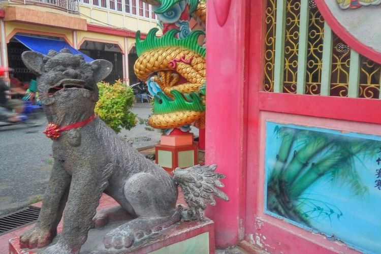 Salah satu patung yang dirusak bagian ekornya oleh pelaku tak dikenal di Vihara Tri Dharma Buku Raya, Singkawang, Kalimantan Barat (8/9/2017).