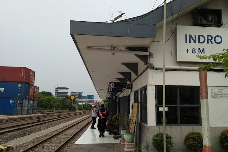 Operator kereta api lokal di Stasiun Indro Gresik berganti, dari PT KAI Daop 8 kepada KAI Commuter, Jumat (1/4/2022).