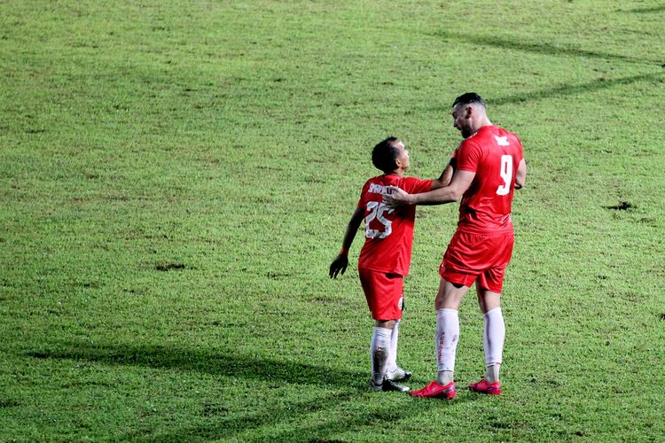 Pemain Persija Jakarta Marko Simic dan Riko Simanjuntak seusai semifinal Piala Gubernur Jatim 2020 melawan Madura United yang berakhir dengan skor 2-1 di Stadion Kanjuruhan Malang, Jawa Timur, Senin (17/02/2020) malam.