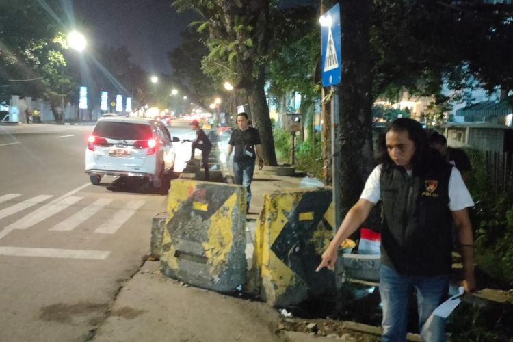 Polisi melakukan olah TKP di di Jalan POM IX, Palembang, Sumatera Selatan, yang merupakan tempat duel berdarah dua tukang parkir yang berebutan lahan pada Jumat (31/5/2024) malam.