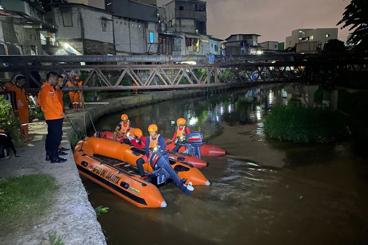 Tim SAR tengah mencari bocah yang tenggelam di Kali Ciliwung, Senen, Jakarta Pusat, Jumat (17/11/2023). 