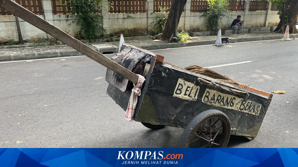 Pembeli Barang Bekas, Mata Rantai Ekonomi yang Jaga Jakarta dari Gunungan Sampah