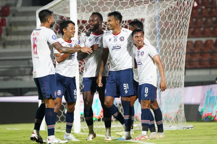 Pemain-pemain Arema FC merayakan gol ke gawang Persis Solo dalam laga pekan ke-22 Liga 1 2023-2024 di Stadion Kapten I Wayan Dipta, Gianyar, Bali, Sabtu (9/12/2023). Laga Arema FC vs Persis berkesudahan dengan skor 3-1. 