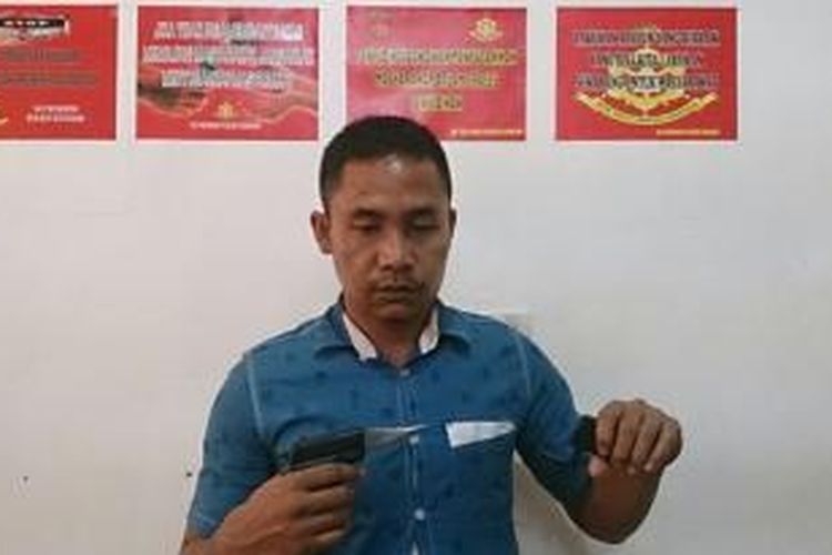 Muh.Zuhdi Bambang, anggota TNI gadungan saat memperlihatkan sangkur berbentuk pistol di polres Kendari.