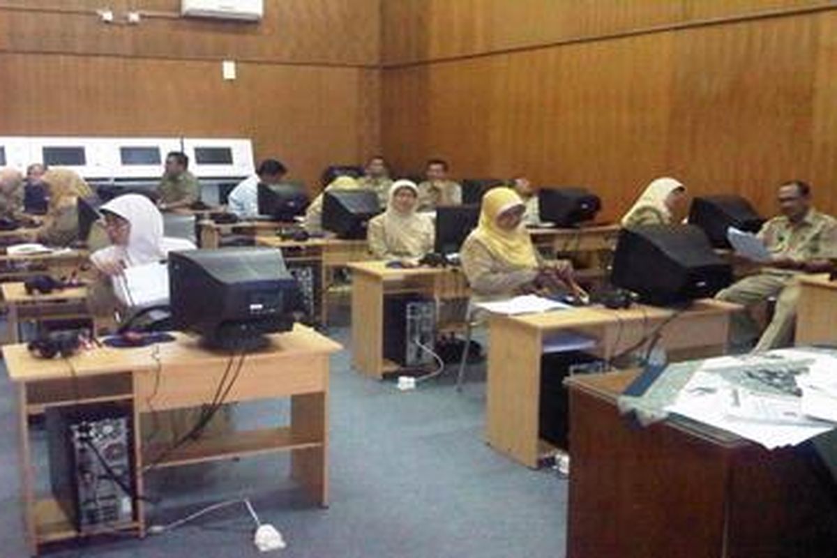 Macetnya koneksi internet dalam uji kompetensi guru 2012 mengakibatkan para guru terpaksa menunggu berjam-jam,Senin (30/7/2012) di SMK 3 Yogyakarta.