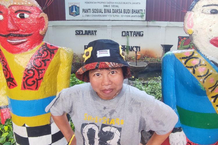 Partinah, perempuan disabilitas ganda, dengan bangga mengenakan topi yang ia jahit sendiri hasil pelatihan yang diinisiasi program PLN Peduli, ketika ditemui di Panti Sosial Bina Daksa (PSBD) Budi Bhakti, Cengkareng, Jakarta Barat, Rabu (13/12/2023).