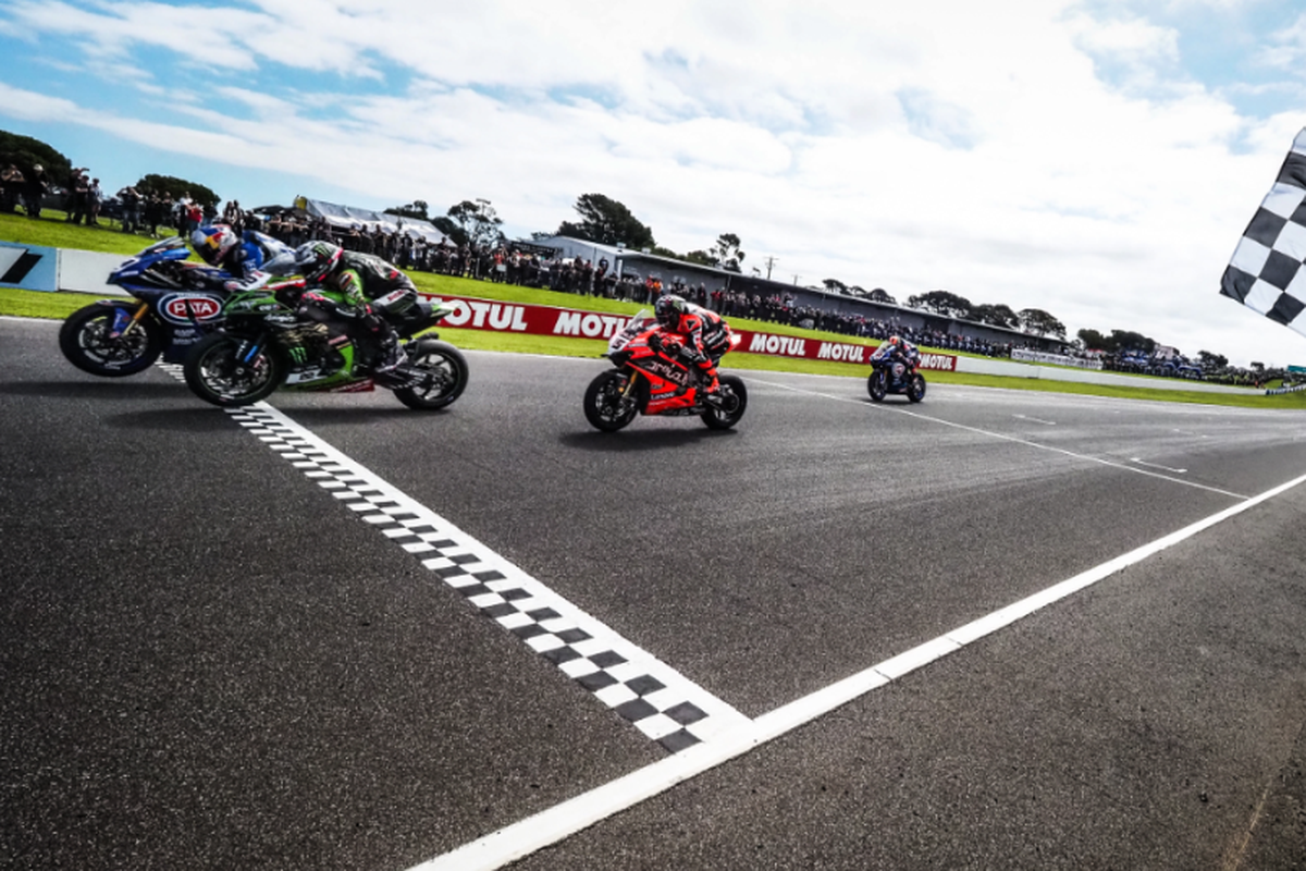 Tiga pebalap yang finish terdepan saat Race 1 World Superbike (WorldSBK) seri pertama di Sirkuit Philip Island, Australia, Sabtu (29/2/2020). Ketiganya adalah Toprak Razgatlioglu (biru, kiri), Alex Lowes (hijau, tengah) dan Scott Redding (merah, kanan).
