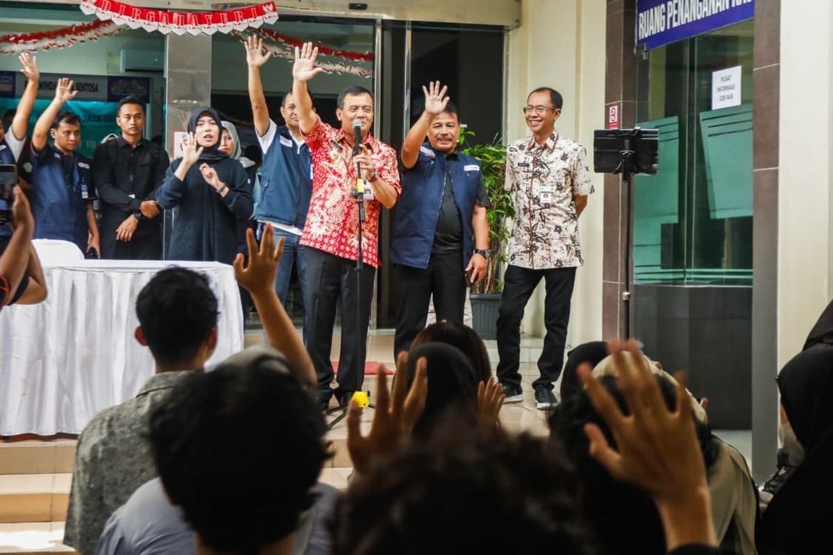 Gubernur Jawa Tengah (Jateng) Ahmad Luthfi menghadiri job fair dalam rangka Hari Jadi ke-80 Provinsi Jateng yang digelar di halaman Kantor Dinas Tenaga Kerja dan Transmigrasi (Disnakertrans) Jateng, Jumat (22/8/2025).