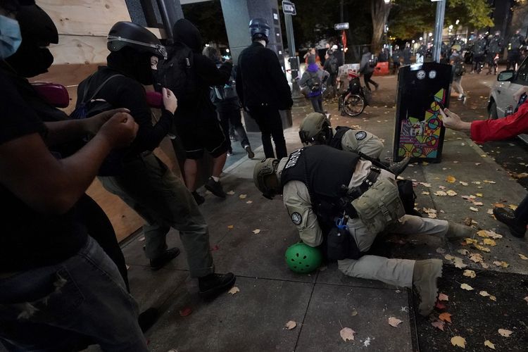 Polisi Oregon menahan seorang demonstran di Portland, negara bagian Oregon, pada Rabu (4/11/2020) di tengah berlangsungnya pilpres Amerika Serikat.