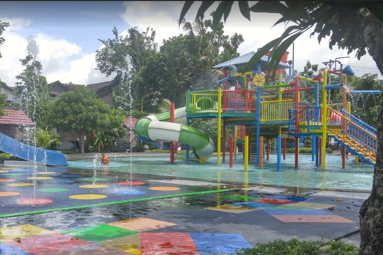 Galaxy Waterpark, tempat wisata kolam renang di Kabupaten Bantul Yogyakarta.  Tempat wisata dilengkapi dengan water slide dan ember tumpah.