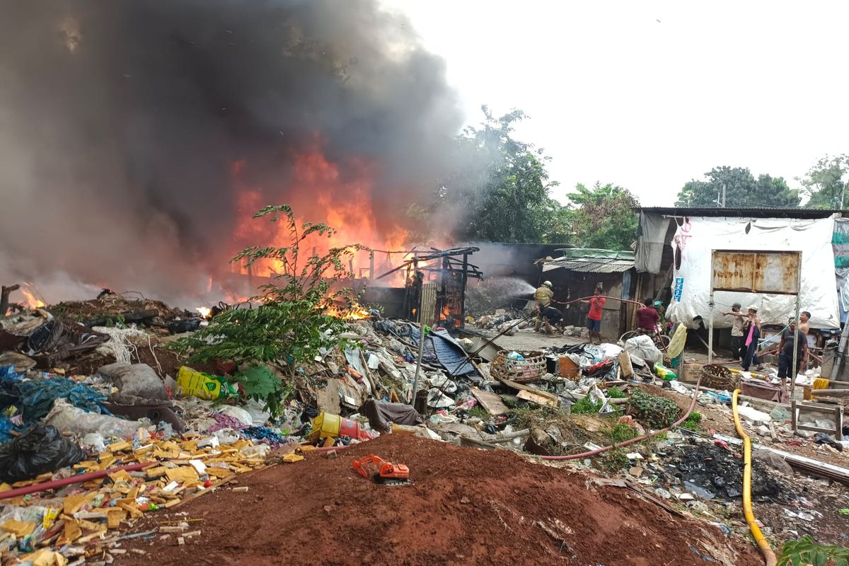 Rumah semi permanen di Jalan Kali Buaran, Kelurahan Jatinegara, Kecamatan Cakung, Jakarta Timur, terbakar pada Rabu (13/7/2022) siang.