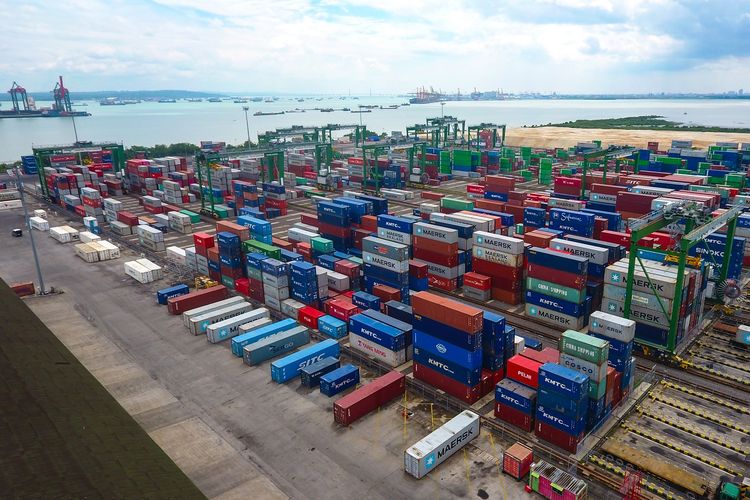 Ilustrasi Lapangan Penumpukan di PT Terminal Teluk Lamong.