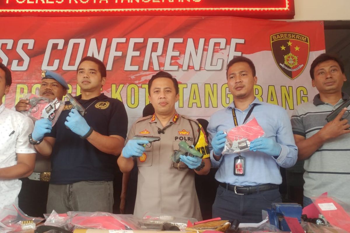 Kapolresta Tangerang, AKBP Ade Ary Syam memegang barang bukti senjata api rakitan di Polres Kota Tangerang, Selasa (24/12/2019)