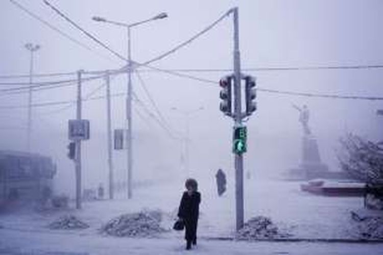 Warga berjalan melintasi alun-alun di Yakutsk (Yakutia) tengah, Siberia, Rusia.