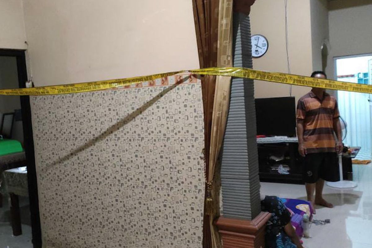 Garis polisi dipasang di lokasi kejadian pencurian dengan kekerasan di Desa Dradahblumbang, Kecamatan Kedungpring, Lamongan, Kamis (3/2/2022).