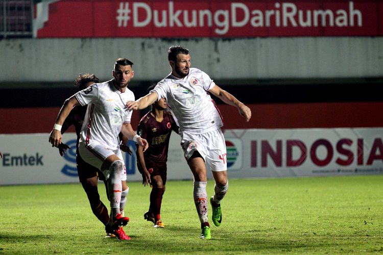 Marko Simic (kiri) dan Marco Motta (kanan) dalam pertandingan PSM vs Persija di leg pertama semifinal Piala Menpora 2021 di Stadion Maguwoharjo, Sleman, Yogyakarta, Kamis (15/4/2021). 