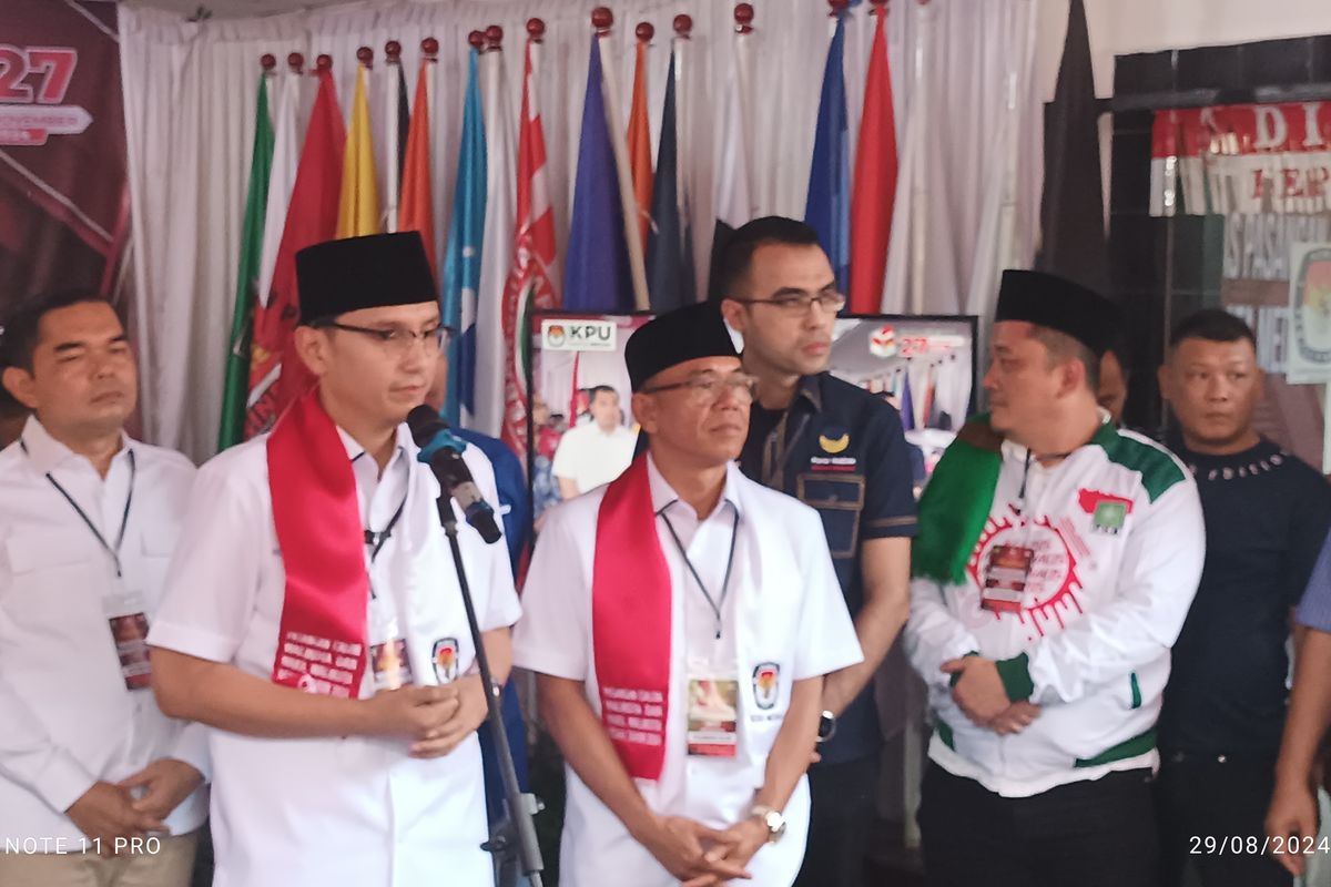 Bakal Calon wali kota dan wakil wali kota Medan, Rico Waas-Zakiyuddin  saat diwawancarai di KPU Medan, Jalan Kejaksaan, pada Kamis (29/8/2024).