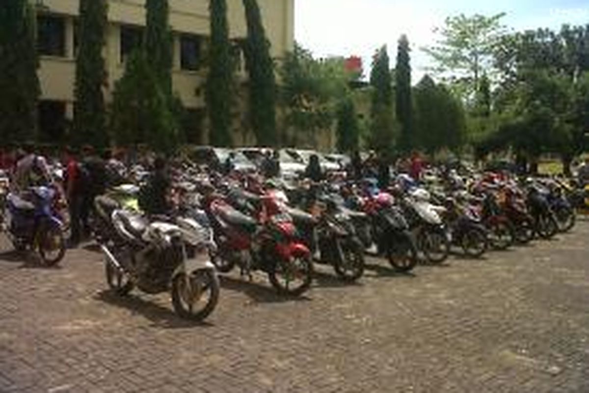 Masyarakat mendatangi markas Polda Sulselbar Jl Perintis Kemerdekaan dan memeriksa 85 unit  motor curian yang dipamerkan, Rabu (11/9/2013). 