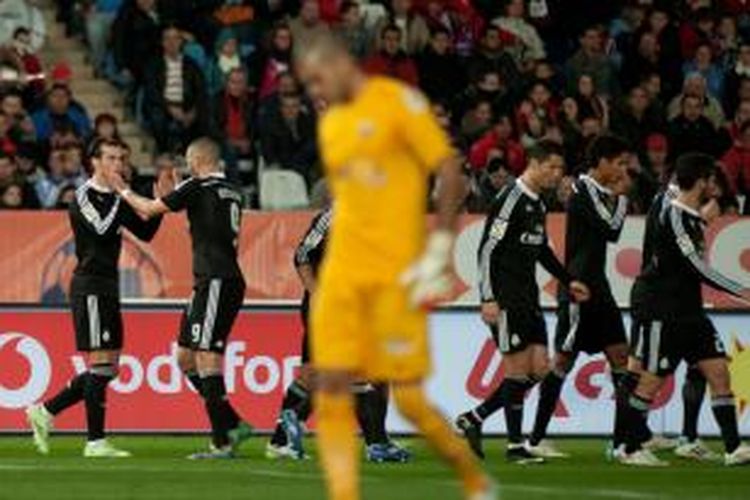 Para pemain Madrid saat merayakan gol Gareth Bale (kiri) ke gawang Almeria pada lanjutan Primera Division di Estadio Mediterraneo, Jumat atau Sabtu (13/12/2014) dini hari WIB. 