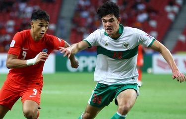 Pemain timnas Singapura, Ikhsan Fandi, berduel dengan bek Indonesia, Elkan Baggott, dalam laga leg pertama semifinal Piala AFF 2020. Laga timnas Singapura vs Indonesia digelar di National Stadium Singapura pada 22 Desember 2021.